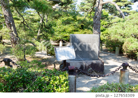 香川県、史跡高松城跡玉藻公園の披雲閣のお庭 香川県、史跡高松城跡玉藻公園の披雲閣のお庭 127658309