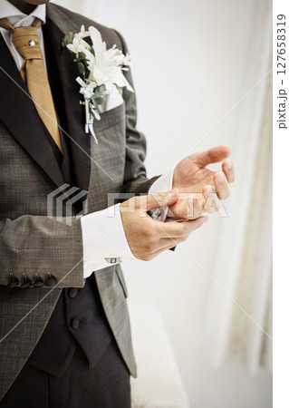 タキシード着た新郎の胸元のアップイメージ写真 127658319