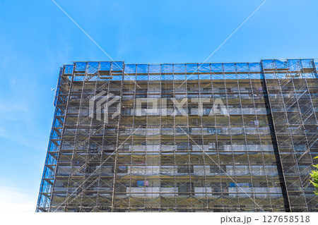 日本の横浜都市景観 マンションの補修や点検等、足場や防護ネットなど。ネットの外に衛星アンテナが… 日本の横浜都市景観 マンションの補修や点検等、足場や防護ネットなど。ネットの外に衛星アンテナが… 127658518