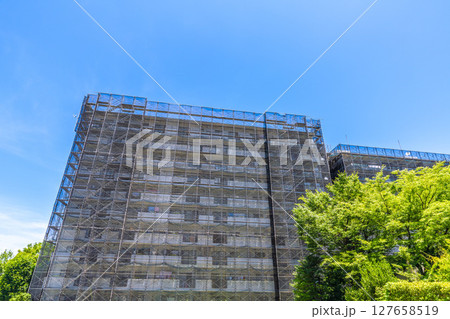日本の横浜都市景観　マンションの補修や点検等、足場や防護ネットなど。ネットの外に衛星アンテナが… 127658519
