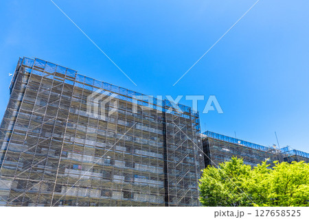 日本の横浜都市景観 マンションの補修や点検等、足場や防護ネットなど。ネットの外に衛星アンテナが… 日本の横浜都市景観 マンションの補修や点検等、足場や防護ネットなど。ネットの外に衛星アンテナが… 127658525