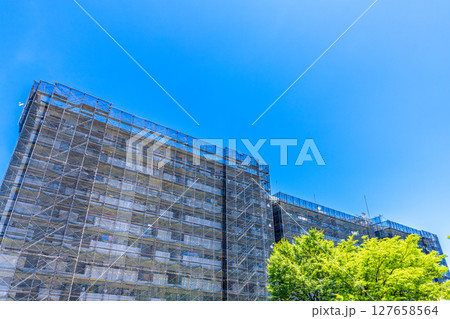 日本の横浜都市景観 マンションの補修や点検等、足場や防護ネットなど。ネットの外に衛星アンテナが… 日本の横浜都市景観 マンションの補修や点検等、足場や防護ネットなど。ネットの外に衛星アンテナが… 127658564