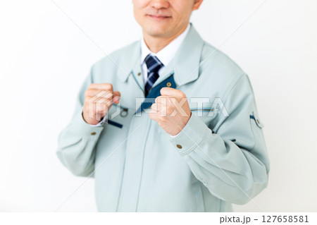 グリーンの作業服を着てファイティングポーズをするミドル男性ビジネスマン グリーンの作業服を着てファイティングポーズをするミドル男性ビジネスマン 127658581