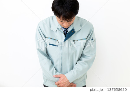 グリーンの作業服を着て謝罪をするミドル男性ビジネスマン 127658620