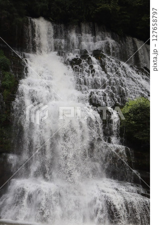 滝のある風景 127658797