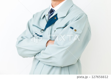 グリーンの作業服を着て腕組みをするミドル男性ビジネスマン 127658812