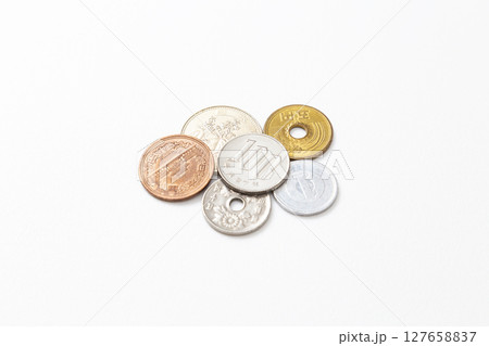 白背景に日本硬貨 127658837
