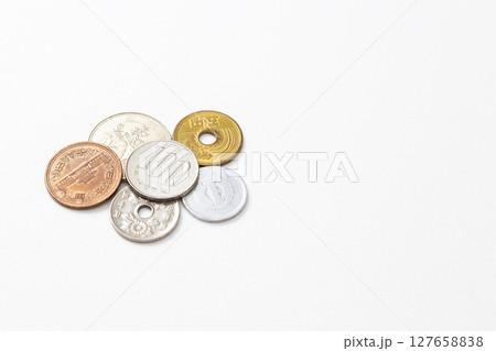 白背景に日本硬貨 白背景に日本硬貨 127658838