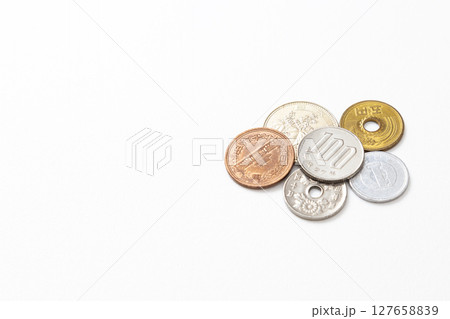 白背景に日本硬貨 白背景に日本硬貨 127658839