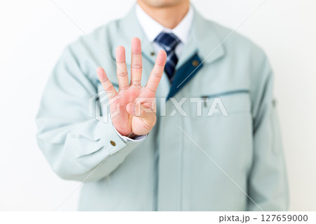 グリーンの作業服を着て指を四本立てるミドル男性ビジネスマン グリーンの作業服を着て指を四本立てるミドル男性ビジネスマン 127659000