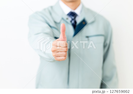 グリーンの作業服を着てサムズアップをするミドル男性ビジネスマン 127659002