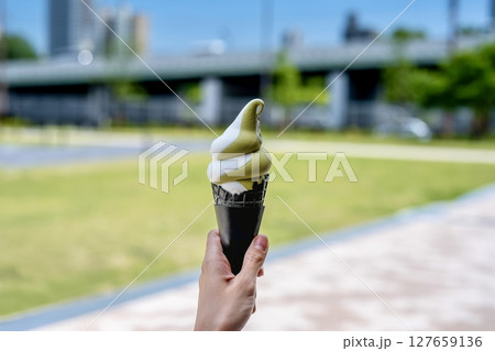 宇治抹茶バニラソフトと黒いコーンの夏スイーツ写真 127659136