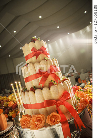 豪華ないちごの三段ケーキの素材　画像 127659189