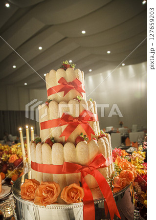 豪華ないちごの三段ケーキの素材　画像 127659203
