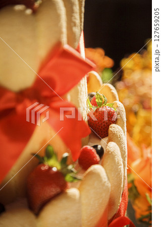 豪華ないちごの三段ケーキの素材　画像 127659205