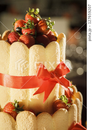 豪華ないちごの三段ケーキの素材　画像 127659207