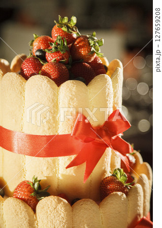豪華ないちごの三段ケーキの素材　画像 127659208