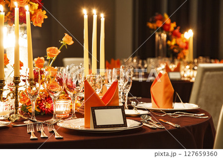 高級な雰囲気のテーブルコーディネートカラトリー洋風食器のイメージ画像 高級な雰囲気のテーブルコーディネートカラトリー洋風食器のイメージ画像 127659360