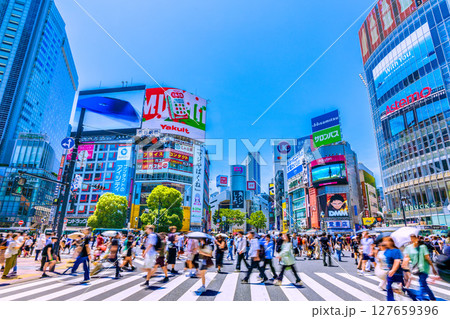 日本の東京都市景観 6月インバウンド続く…外国人観光客らで賑わう渋谷スクランブル交差点などを望む 127659396