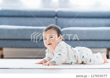 はいはいする赤ちゃん。 127659577