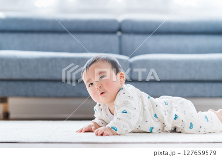 はいはいする赤ちゃん。 127659579