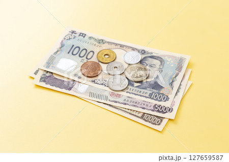 黄色背景に日本のお金 127659587