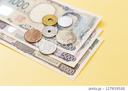 黄色背景に日本のお金 127659588