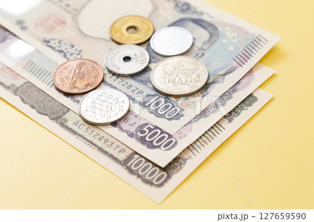 黄色背景に日本のお金 127659590