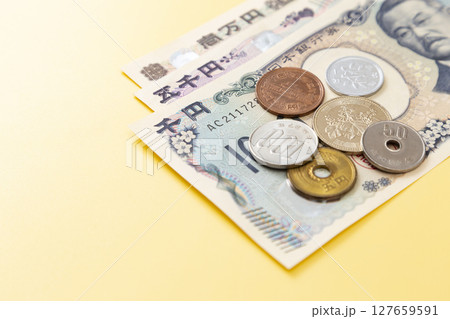 黄色背景に日本のお金 127659591