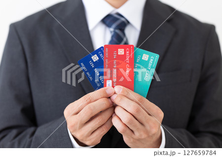クレジットカードを持つスーツ姿のビジネスマン男性 クレジットカードを持つスーツ姿のビジネスマン男性 127659784