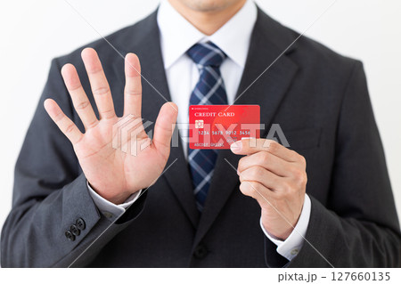 クレジットカードを持って5本指を立てるスーツ姿のビジネスマン男性 127660135