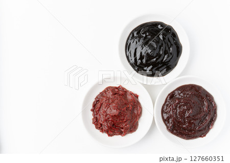 白背景にそれぞれ小皿に入った豆板醬と甜面醬とコチュジャン 127660351