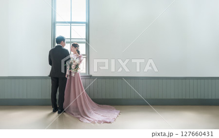 洋館,結婚式場,ピンクのドレスでウェディングフォトを撮るカップル（前撮り） 127660431