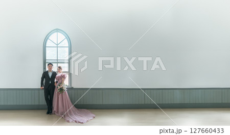 洋館,結婚式場,ピンクのドレスでウェディングフォトを撮るカップル（前撮り） 127660433