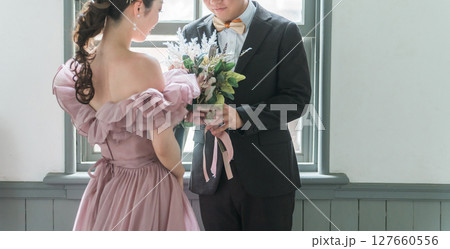 洋館,結婚式場,ピンクのドレスでウェディングフォトを撮るカップル() 127660556