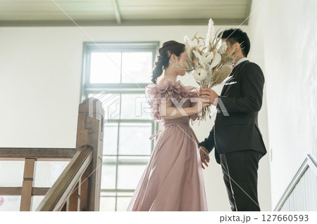 洋館,結婚式場,ピンクのドレスでウェディングフォトを撮るカップル 洋館,結婚式場,ピンクのドレスでウェディングフォトを撮るカップル 127660593