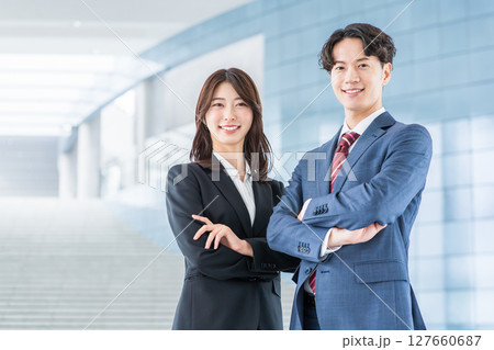 腕組みをするビジネスパーソン 127660687