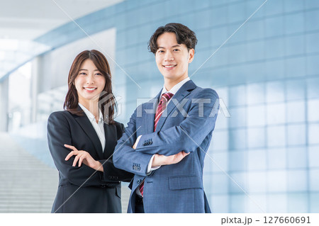 腕組みをするビジネスパーソン 127660691