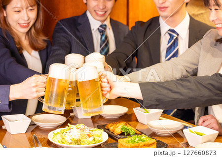 飲み会　ビールで乾杯している手元 127660873