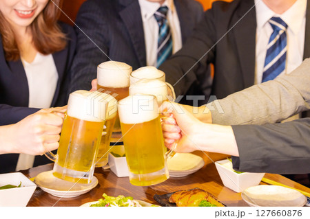 飲み会　ビールで乾杯している手元 127660876