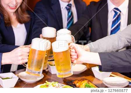 飲み会 ビールで乾杯している手元 飲み会 ビールで乾杯している手元 127660877