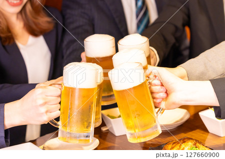 飲み会　ビールで乾杯している手元 127660900
