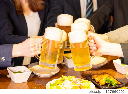 飲み会　ビールで乾杯している手元 127660902