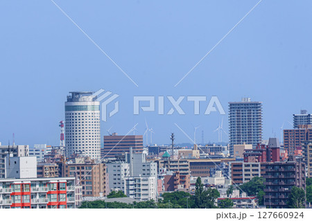 都市と風力発電の共存風景 都市と風力発電の共存風景 127660924