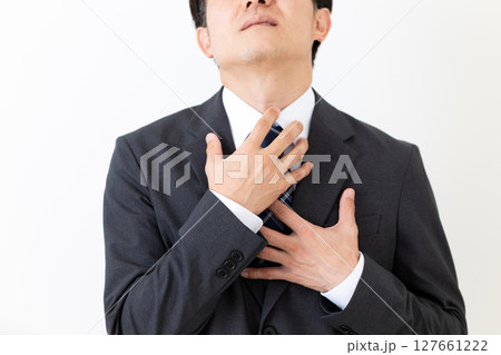 胸焼けに苦しむスーツ姿のミドル男性ビジネスマン 127661222