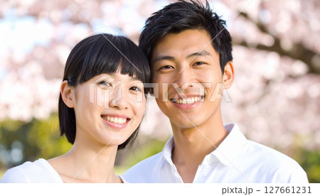 桜の下で自撮りをする男女のカップル 127661231
