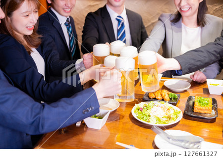 飲み会 ビールで乾杯している手元 飲み会 ビールで乾杯している手元 127661327