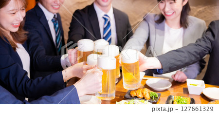 飲み会　ビールで乾杯している手元 127661329