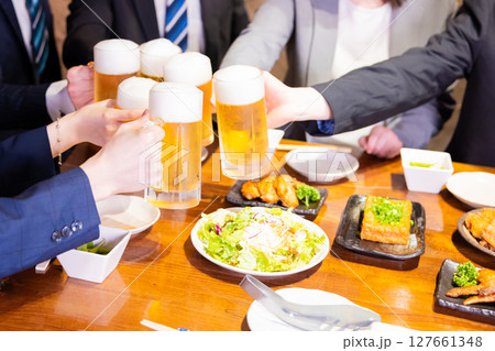 飲み会　ビールで乾杯している手元 127661348