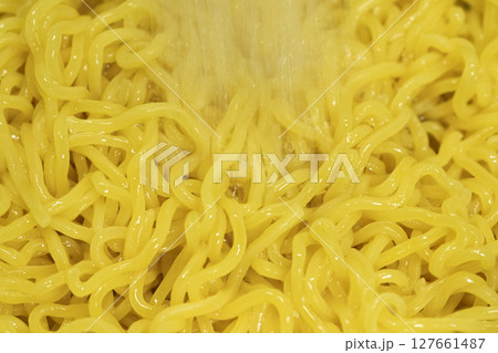 茹で上がった冷やし中華麺を冷水でしめているところ　(写真素材) 127661487
